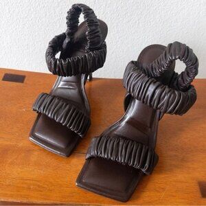 NWT Gianni Bini Vanya Scrunched Leather Square Toe Sandals Heels 5 Ice Expresso